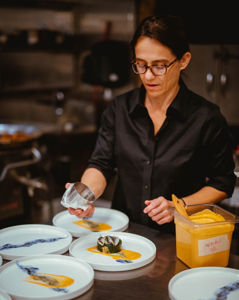 Monica preparing the dishes.